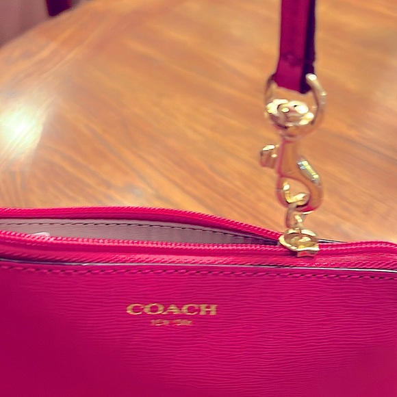 🎀COACH Hot PinkCornerZip Wristlet.Roomy&Compact.Used OnceEUC.
UseAloneOrAsWallet - Picture 5 of 11